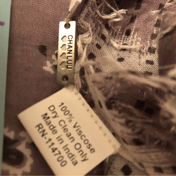 NWT Chan Luu bandana print viscose large shawl - Picture 4 of 9